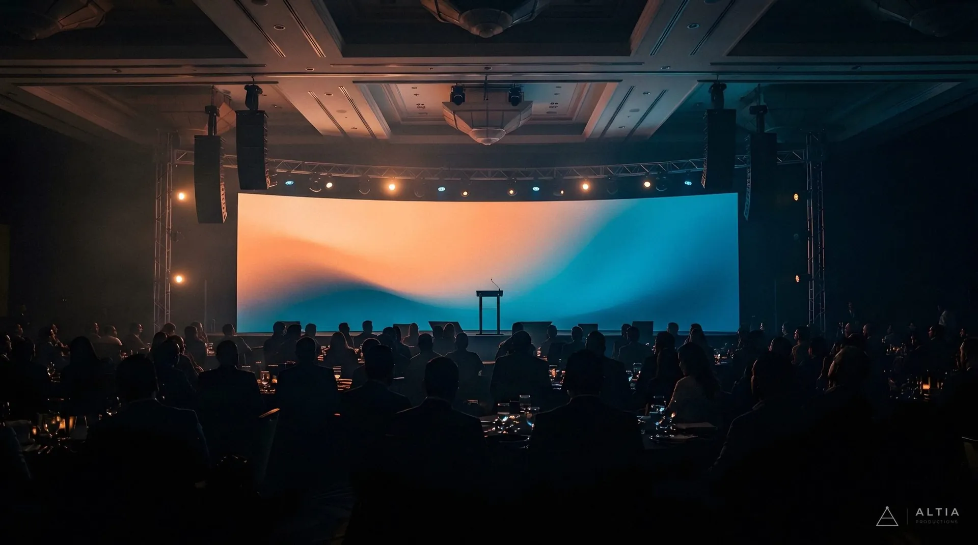 Congreso en un salón con pantalla LED panorámica, audio colgado e iluminación