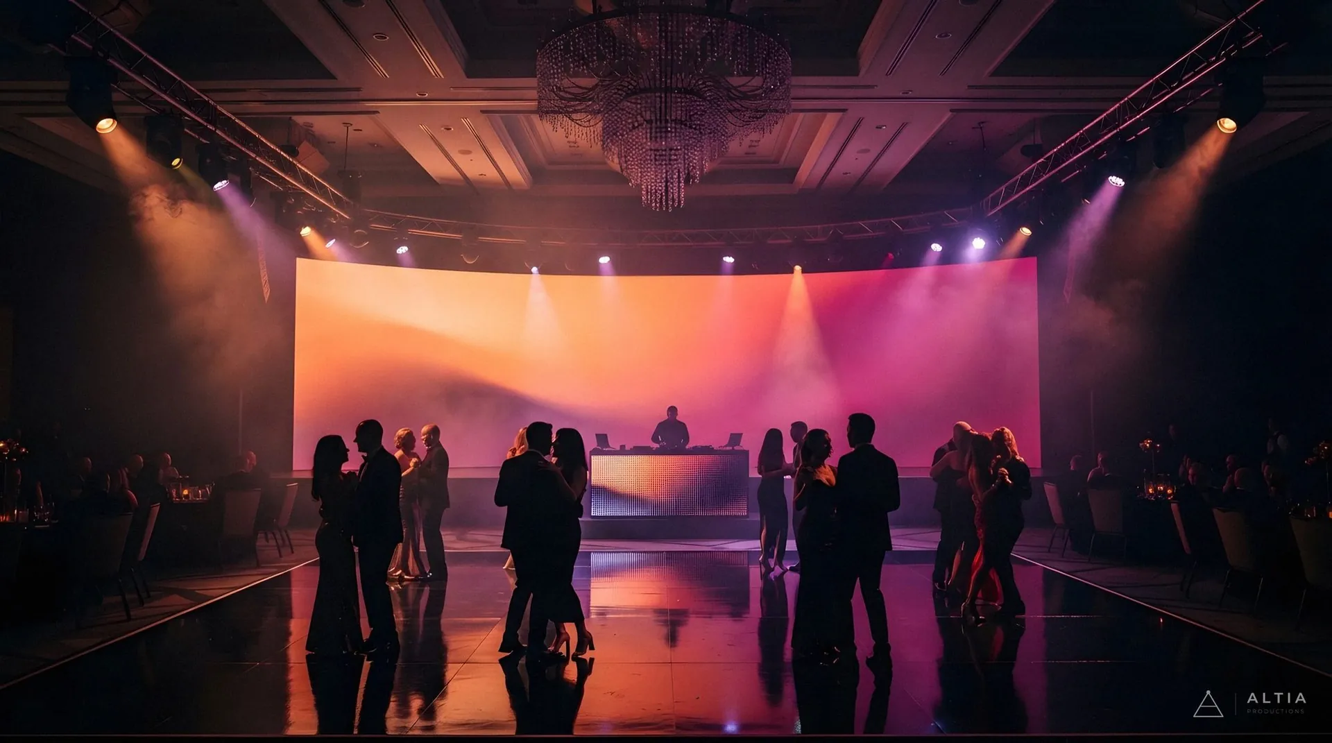 Fiesta de cumpleaños con pantalla LED, DJ e iluminación de colores