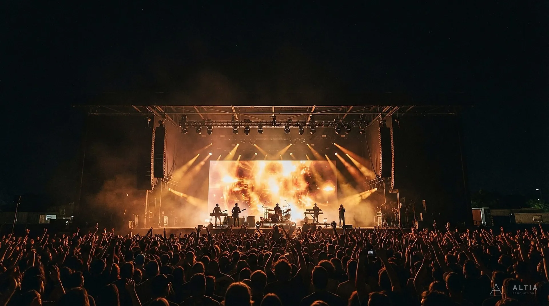 Concierto de noche con escenario, muro LED y público