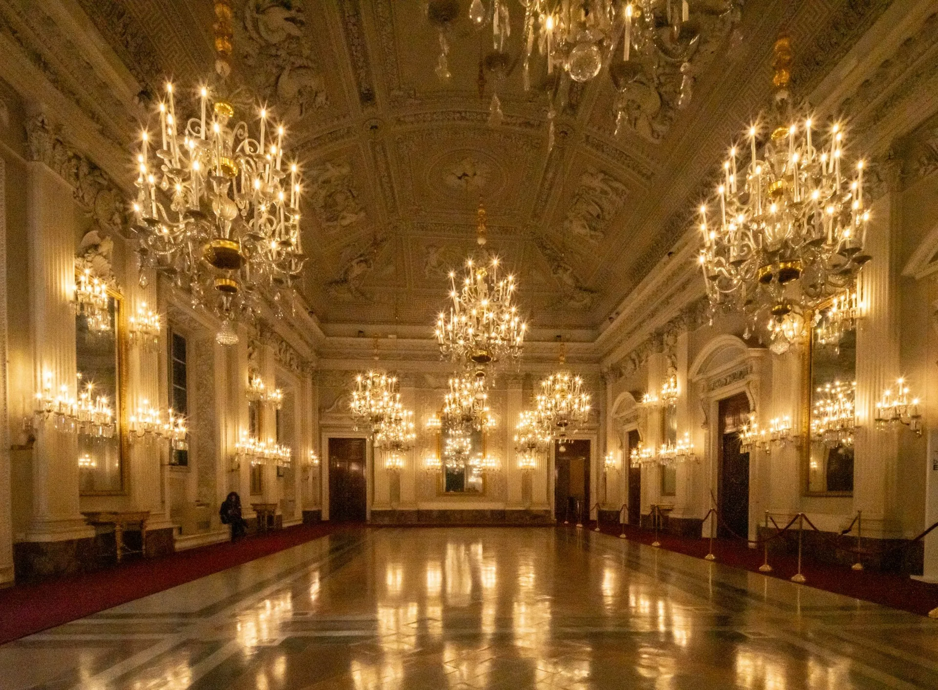 Salón de eventos clásico con candelabros encendidos